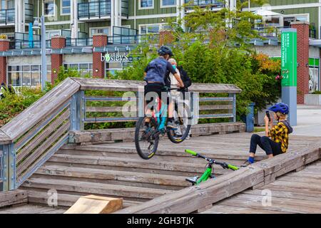 Junge Jungen fahren mit ihren Mountainbikes entlang der Steveston-Küste in British Columbia, Kanada Stockfoto