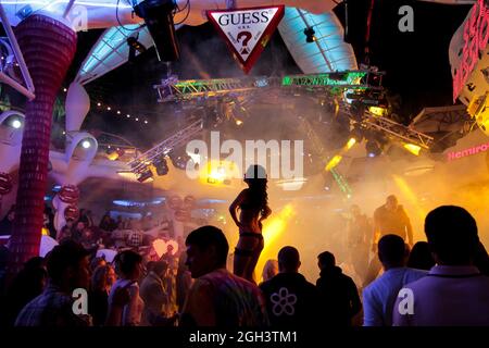 Odessa, Ukraine 7. September 2013: Nachtclub dj Party Menschen genießen Musik tanzen Sound mit buntem Licht mit Smoke Machine und Lichter Show bei I Stockfoto