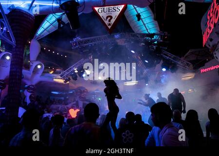 Odessa, Ukraine 7. September 2013: Nachtclub dj Party Menschen genießen Musik tanzen Sound mit buntem Licht mit Smoke Machine und Lichter Show bei I Stockfoto