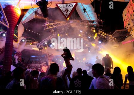 Odessa, Ukraine 7. September 2013: Nachtclub dj Party Menschen genießen Musik tanzen Sound mit buntem Licht mit Smoke Machine und Lichter Show bei I Stockfoto