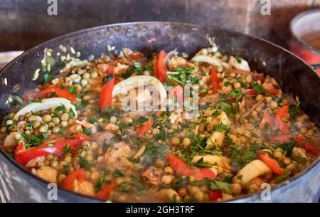 Nahaufnahme spanische Meeresfrüchte und Hühnerpaella auf einer Scheibe gekocht. argentinien. Horizontal Stockfoto