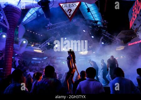 Odessa, Ukraine 7. September 2013: Nachtclub dj Party Menschen genießen Musik tanzen Sound mit buntem Licht mit Smoke Machine und Lichter Show bei I Stockfoto