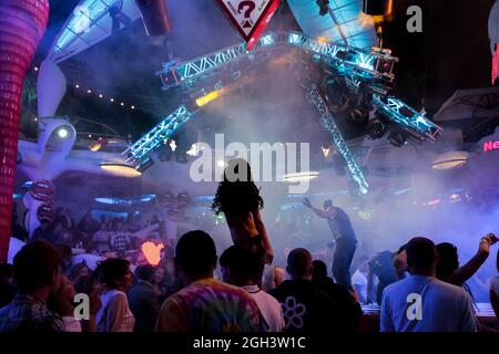 Odessa, Ukraine 7. September 2013: Nachtclub dj Party Menschen genießen Musik tanzen Sound mit buntem Licht mit Smoke Machine und Lichter Show bei I Stockfoto