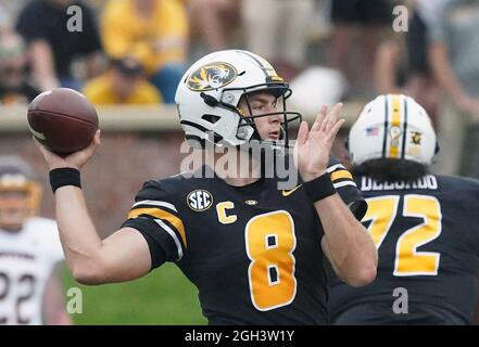 Columbia, Usa. September 2021. Missouri Quarterback Conner Bazelak passiert den Fußball in der zweiten Hälfte gegen Central Michigan auf Faurot Field in Columbia, Missouri am Samstag, 4. September 2021. Foto von Bill Greenblatt/UPI Credit: UPI/Alamy Live News Stockfoto