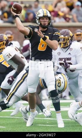 Columbia, Usa. September 2021. Missouri Quarterback Conner Bazelak passiert den Fußball im zweiten Quartal gegen Central Michigan auf Faurot Field in Columbia, Missouri am Samstag, 4. September 2021. Foto von Bill Greenblatt/UPI Credit: UPI/Alamy Live News Stockfoto