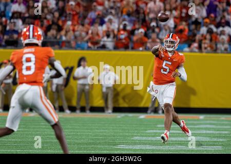 4. September 2021: Clemson Tigers Quarterback D.J. Uiagalelei (5) wirft im zweiten Quartal des Duke's Mayo Classic 2021 im Bank of America Stadium in Charlotte, NC, an den Breitempfänger Justyn Ross (8). (Scott Kinser/Cal Sport Media) Stockfoto