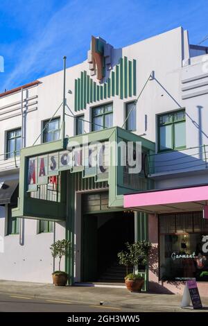 The Masonic Hotel, ein Art déco-Gebäude aus dem Jahr 1932 in Napier, Neuseeland. Portikus aus Buntglas über dem Eingang Stockfoto