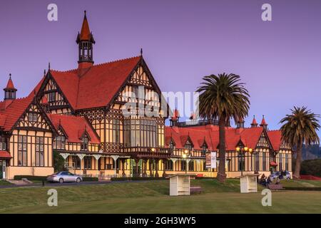 Das legendäre Rotorua Bath House, ein 1908 erbauter elisabethanischer Neubau in Government Gardens, Rotorua, Neuseeland, wurde bei Sonnenuntergang fotografiert Stockfoto