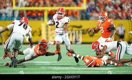 04. September 2021: Georgia Bulldogs laufen zurück Kendall Milton (2) bricht durch die Eckpfeiler von Clemson Tigers Andrew Booth Jr. (23) und Malcolm Greene (21) während der zweiten Hälfte des Dukes Mayo Classic zwischen Georgia und Clemson im Bank of America Stadium in Charlotte, North Carolina. Rusty Jones/Cal Sport Media Stockfoto