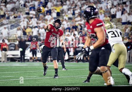 Atlanta, GA, USA. September 2021. Der Quarterback von Northern Illinois Huskies Rocky Lombardi macht im vierten Quartal eines NCAA-College-Fußballspiels gegen die Georgia Tech Yellow Jackets im Bobby Dodd Stadium in Atlanta, GA, einen Pass an einen offenen Empfänger. Austin McAfee/CSM/Alamy Live News Stockfoto
