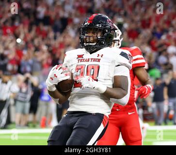 4. September 2021: Texas Tech Red Raiders laufen zurück Tahj Brooks (28) trägt den Ball bei einem 41-Yard-Touchdown-Lauf während eines NCAA-Fußballspiels zwischen Houston und Texas Tech am 4. September 2021 in Houston, Texas, in die Endzone. (Bild: © Scott Coleman/ZUMA Press Wire) Stockfoto