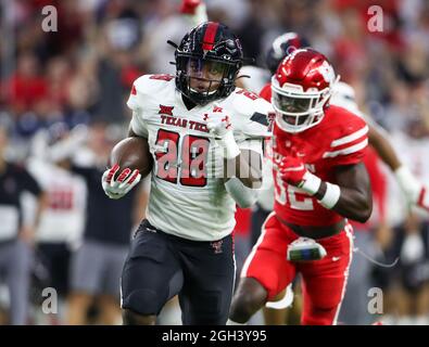 4. September 2021: Texas Tech Red Raiders laufen zurück Tahj Brooks (28) trägt den Ball bei einem 41-Yard-Touchdown-Lauf während eines NCAA-Fußballspiels zwischen Houston und Texas Tech am 4. September 2021 in Houston, Texas. (Bild: © Scott Coleman/ZUMA Press Wire) Stockfoto