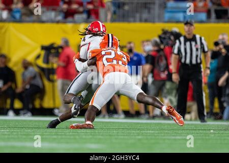 4. September 2021: Georgia Bulldogs läuft zurück James Cook (4) wird von Clemson Tigers-Eckpfeiler Andrew Booth Jr. (23) beim Duke's Mayo Classic 2021 im Bank of America Stadium in Charlotte, NC, eingewickelt. (Scott Kinser/Cal Sport Media) Stockfoto