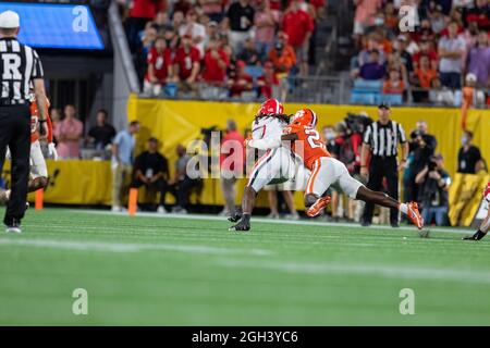 4. September 2021: Georgia Bulldogs läuft zurück James Cook (4) wird von Clemson Tigers-Eckpfeiler Andrew Booth Jr. (23) beim Duke's Mayo Classic 2021 im Bank of America Stadium in Charlotte, NC, eingewickelt. (Scott Kinser/Cal Sport Media) Stockfoto