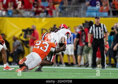 4. September 2021: Georgia Bulldogs läuft zurück James Cook (4) wird von Clemson Tigers-Eckpfeiler Andrew Booth Jr. (23) beim Duke's Mayo Classic 2021 im Bank of America Stadium in Charlotte, NC, eingewickelt. (Scott Kinser/Cal Sport Media) Stockfoto