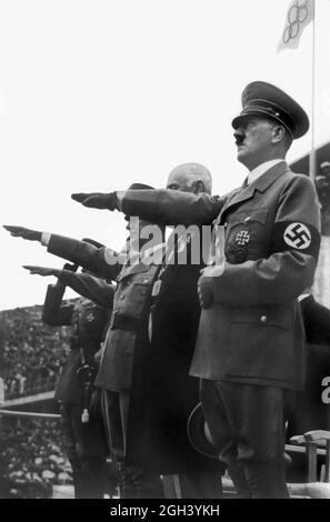 Adolf Hitler (1889-1945), Führer der Nazi-Partei und Führer Deutschlands, grüßend bei den Olympischen Spielen 1936 in Berlin. Stockfoto