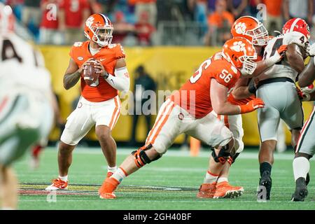 04. September 2021: Clemson Tigers Quarterback D.J. Uiagalelei (5) bereitet sich auf die zweite Hälfte des Dukes Mayo Classic zwischen Georgia und Clemson im Bank of America Stadium in Charlotte, North Carolina, vor. Rusty Jones/Cal Sport Media Stockfoto