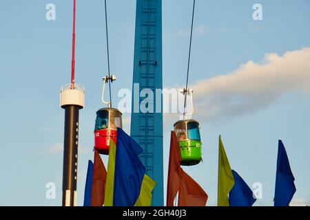 Space Tower und Skyride Gondeln, Messefahrten und Attraktionen auf der Minnesota State Fair 2021, St. Paul, Minnesota. Stockfoto