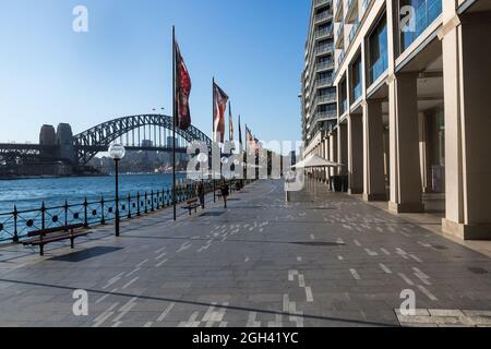 Sydney, Australien. Mittwoch, 4. September 2021. Circular Quay Walkway ist sehr verlassen, da die täglichen Covid-19-Fälle zunehmen. Stockfoto