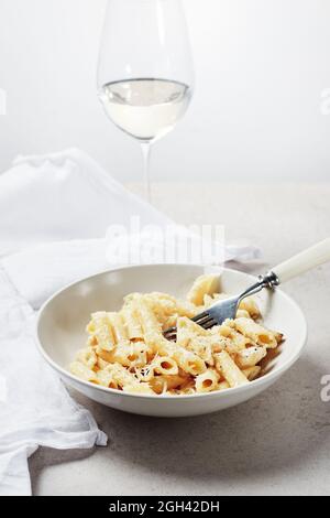 Vier Käse-Penne-Nudeln auf hellem Hintergrund. Traditionelle italienische Küche. Stockfoto