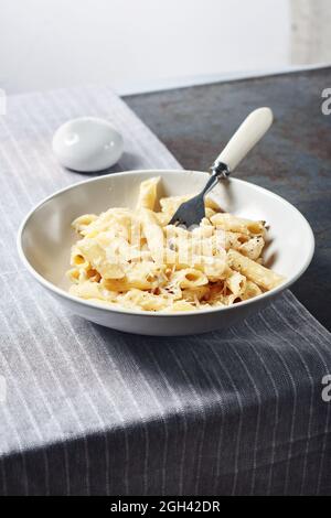 Penne Pasta vier Käse auf dem Tisch. Traditionelle italienische Küche. Stockfoto