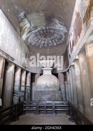 Ajanta Cave 9, eine apsidal chaitya (Schrein) Halle mit einem gewölbten Dach & hemisherical Stupa, hat Spuren von erhaltenen Gemälden, Maharashtra, Indien Stockfoto