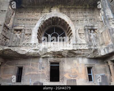 Bei den buddhistischen Höhlen in Ajanta handelt es sich um etwa 30 felsige buddhistische Höhlendenkmäler aus dem 2. Jahrhundert v. Chr. bis etwa 480 n. Chr. im Aurangabad d Stockfoto