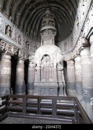 Innenraum der Apsidal-Verehrungshalle in Cave 19, Ajanta Caves, Maharashtra, Indien Stockfoto