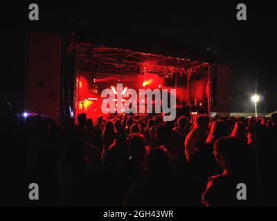 September 2021. Morden Park, London. VEREINIGTES KÖNIGREICH. UK music Arts News. Tausende von House-Musik-Fans genießen die Show, während The Basement Jaxx beim Beautiful People Festival in South London ein DJ-Set aufführt. Credit Phil Wilkinson / alamy Live Nachrichten Stockfoto