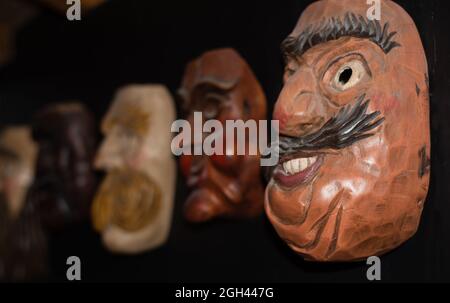 Die traditionellen Karnevalsmasken in Comelico Superiore Stockfoto