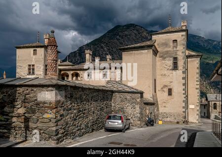 Das historische Zentrum von Issogne, Aostatal, Italien, wo sich das Schloss befindet, unter einem dramatischen Himmel Stockfoto