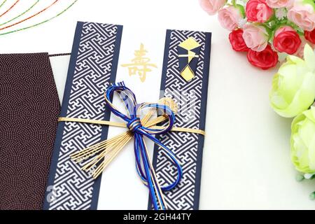 Traditioneller japanischer Umschlag für Geldgeschenk zur Feier, Geschenk Verpackung Geschenk Übersetzung: 'Gratulation' Stockfoto