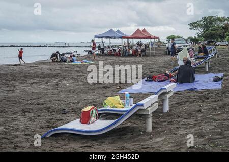 Makassar, Süd-Sulawesi, Indonesien. September 2021. Eine Reihe von Bewohnern genießen das Wochenende, indem sie sich am Strand entspannen. Nach der Entspannung der Aktivitäten der Regierung während der Pandemie von Covid-19 konnten viele Bewohner Erholung und Reisen am Strand Unternehmen. (Bild: © Herwin Bahar/ZUMA Press Wire) Stockfoto