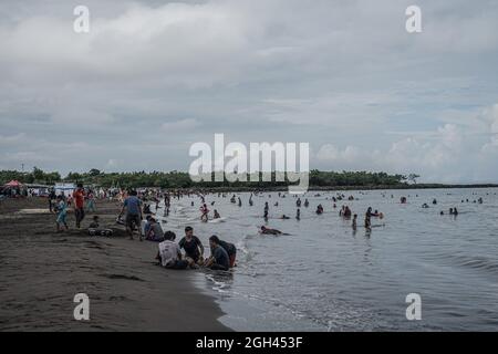 Makassar, Süd-Sulawesi, Indonesien. September 2021. Eine Reihe von Bewohnern genießen das Wochenende, indem sie sich am Strand entspannen. Nach der Entspannung der Aktivitäten der Regierung während der Pandemie von Covid-19 konnten viele Bewohner Erholung und Reisen am Strand Unternehmen. (Bild: © Herwin Bahar/ZUMA Press Wire) Stockfoto