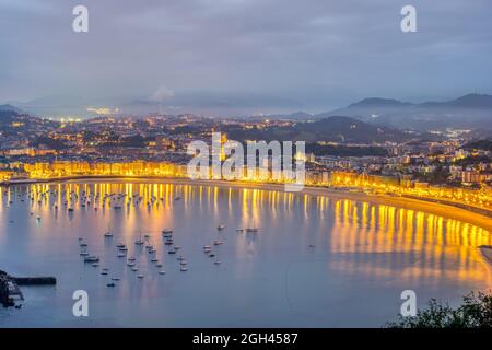 Der berühmte Strand La Concha in San Sebastian vor Sonnenaufgang Stockfoto