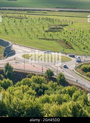 Grüner Verkehr Kreisverkehr Kreuzung im Sommer. Stockfoto