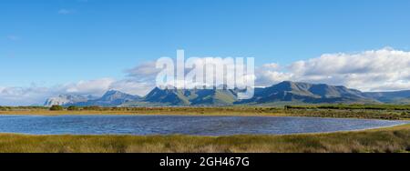 See am Rooisand Naturschutzgebiet mit den Kogelberg Bergen im Hintergrund. Kleinmond, Overberg, Whale Coast, Western Cape, Südafrika. Stockfoto