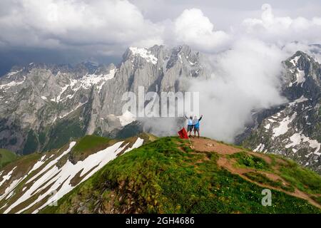 Zwei Wanderer aus der Vogelperspektive auf dem wunderschönen Berg talijanka (Maja e Vajushës) in der Prokletije Bergkette mit den Karanfili-Gipfeln Stockfoto