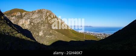 Blick vom Fernkloof Nature Reserve über Walker Bay in Richtung Gansbaai. Hermanus. Whale Coast. Overberg. Westkap. Südafrika Stockfoto