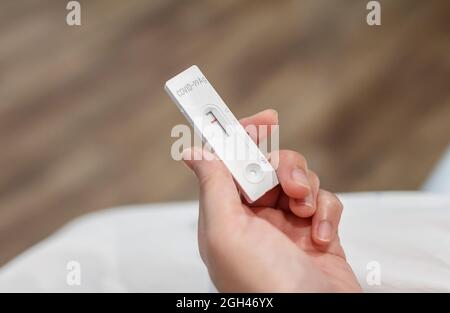 SARS 2019-nCoV COVID-19 Antigen-Schnelltest-Kit mit scheinbar negativem Ergebnis, COVID-19 Antigen-Schnelltest Stockfoto