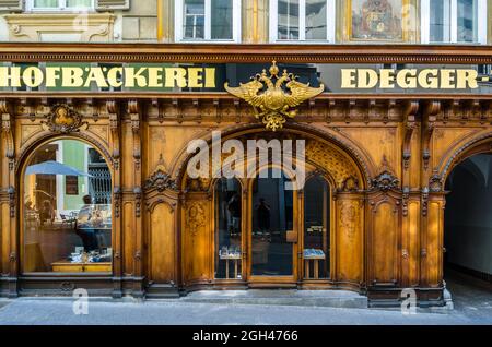 GRAZ, ÖSTERREICH - 31. AUGUST 2013: Fassade der Hofbäckerei Edegger-Tax, der ältesten noch funktionierenden Bäckerei in Graz, Österreich, gegründet 1569 Stockfoto