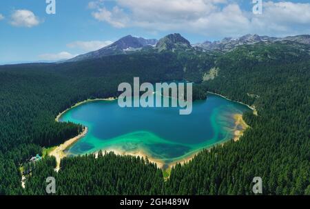 Schwarzer See im Durmitor Nationalpark in Montenegro, Luftaufnahme Stockfoto