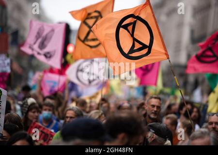 London, Großbritannien. September 2021. Aktivisten marschieren mit Fahnen und Plakaten während des marsches gegen die Auslöschung Rebellions Natur-Protestes, der im Zentrum Londons stattfand, über die Krise der Natur. Kredit: SOPA Images Limited/Alamy Live Nachrichten Stockfoto