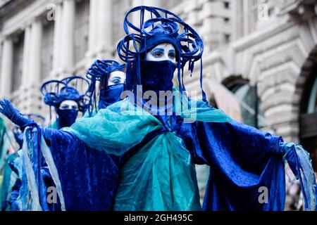 London, Großbritannien. September 2021. Entertainer treten während des marsch bei Extinction Rebellion's Nature Protests auf, der im Zentrum von London über die Krise der Natur abgehalten wurde. (Foto von Loredana Sangiuliano/SOPA Images/Sipa USA) Quelle: SIPA USA/Alamy Live News Stockfoto