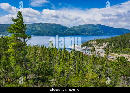 Blick auf den Saguenay Fjord und die Baie Sainte Catherine Fähre von der Spitze des Anse a l'Eau Hügels, in Tadoussa, Quebec (Kanada) Stockfoto