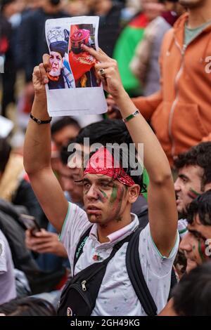 Brüssel, Belgien - 18. August. 2021. Einige hundert Menschen versammelten sich vor dem Hauptquartier der Europäischen Kommission, um gegen die aktuelle Situation in Afghanistan zu protestieren. Stockfoto