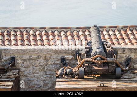 Alte Gusskanonen an den Mauern der Altstadt von Herceg Novi. Stockfoto