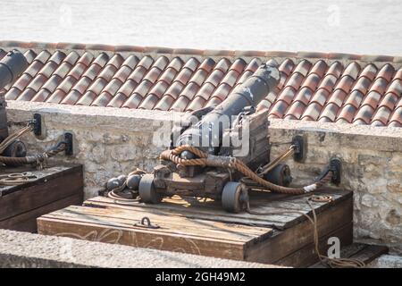 Alte Gusskanonen an den Mauern der Altstadt von Herceg Novi. Stockfoto