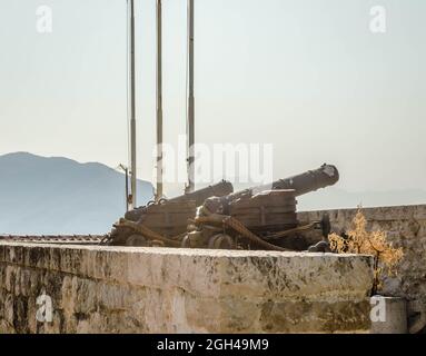 Alte Gusskanonen an den Mauern der Altstadt von Herceg Novi. Stockfoto