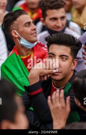 Brüssel, Belgien - 18. August. 2021. Einige hundert Menschen versammelten sich vor dem Hauptquartier der Europäischen Kommission, um gegen die aktuelle Situation in Afghanistan zu protestieren. Stockfoto